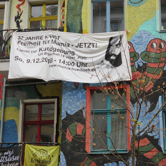 Transparente an Haus fuer Kundgebung am 09.12.18